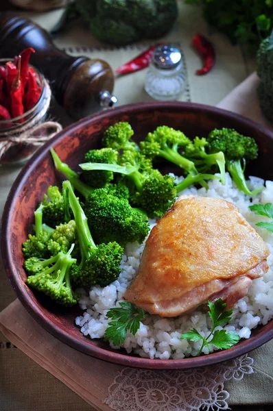 Roasted chicken with rice and broccoli, rustic style — Stock Photo, Image