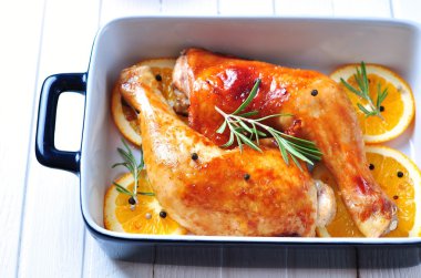 zeytinyağı, balsamik sirke ve portakal dilimleri, biberiye, karabiber ve deniz tuzu ile soya sosu tavuk budu kavrulmuş