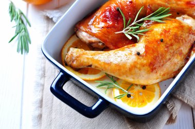 zeytinyağı, balsamik sirke ve portakal dilimleri, biberiye, karabiber ve deniz tuzu ile soya sosu tavuk budu kavrulmuş