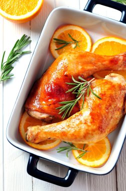 zeytinyağı, balsamik sirke ve portakal dilimleri, biberiye, karabiber ve deniz tuzu ile soya sosu tavuk budu kavrulmuş