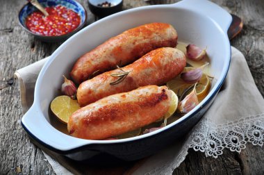 Biberiye, sarımsak ve limon ile kavrulmuş tavuk sosis