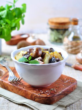 Kızarmış ördek taşlıklar patates, mantar ve pırasa. Fransız mutfağı.