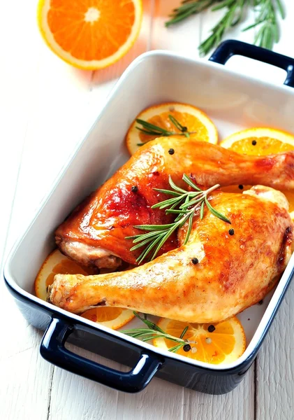 zeytinyağı, balsamik sirke ve portakal dilimleri, biberiye, karabiber ve deniz tuzu ile soya sosu tavuk budu kavrulmuş