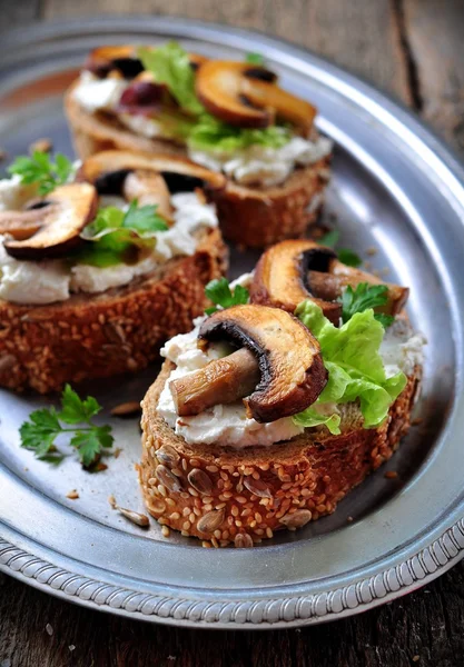 keçi peyniri, kavrulmuş mantar ve marul bir demir tepsi üzerinde sandviç. rustik tarzı