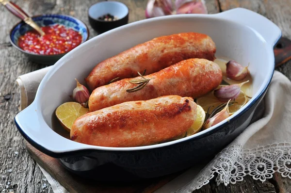 Saucisse de poulet rôtie au romarin, à l'ail et au citron vert — Photo