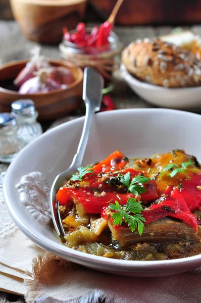 Vegetales Tian, pimientos y berenjenas al horno con aceite de oliva y ajo. Cocina francesa — Foto de Stock