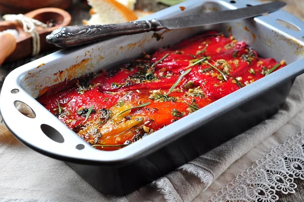 Tian di verdure, peperoni e melanzane al forno con olio d'oliva e aglio. Cucina francese — Foto Stock