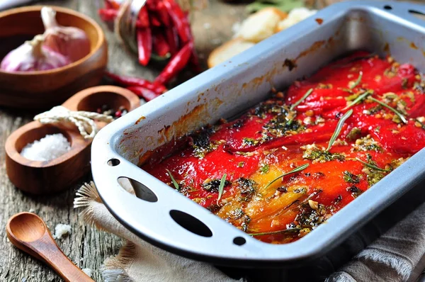 Vegetales Tian, pimientos y berenjenas al horno con aceite de oliva y ajo. Cocina francesa — Foto de Stock