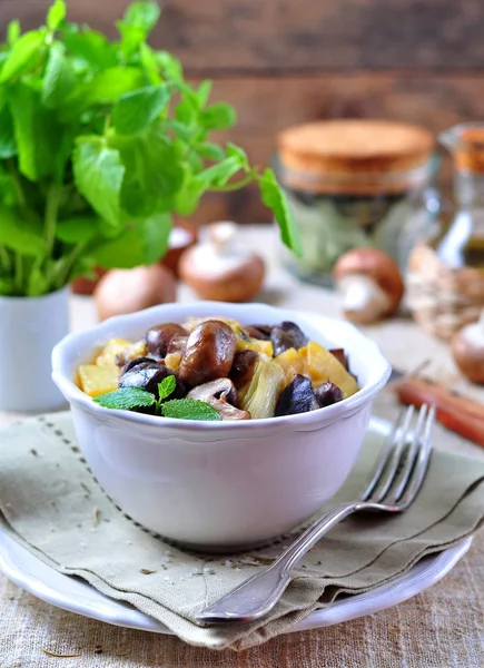 Mollejas de pato frito con patatas, champiñones y puerro. Cocina francesa . —  Fotos de Stock