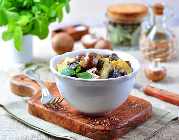 Kızarmış ördek taşlıklar patates, mantar ve pırasa. Fransız mutfağı.