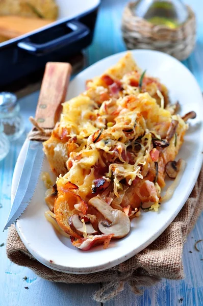 Запечений підсмаженого багет з шинкою, сиром, цибулю-порей і вершковим соусом. Французька кухня. — стокове фото