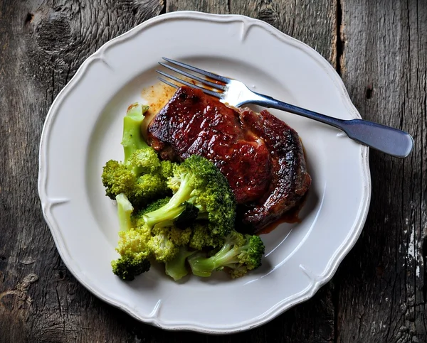 Grilled ribeye steak with boiled broccoli in olive oil and sea salt — Stock Photo, Image
