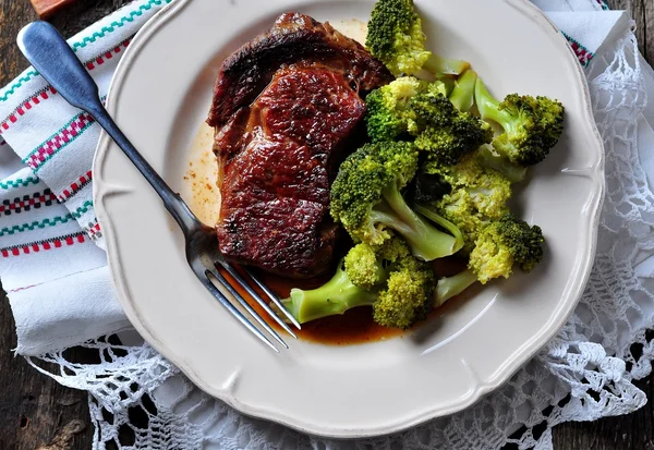 Steak de côtelette grillé au brocoli bouilli à l'huile d'olive et au sel de mer — Photo