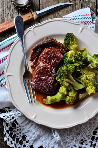 Grilled ribeye steak with boiled broccoli in olive oil and sea salt — Stock Photo, Image