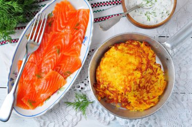 patates pancakes füme somon ve sos ile