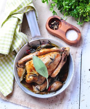 Güvercin Cassoulet fasulye, soğan, pastırma, havuç, brokoli, biberiye ve maydanoz ile kızartma