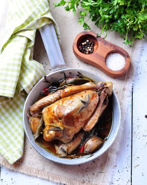 Güvercin Cassoulet fasulye, soğan, pastırma, havuç, brokoli, biberiye ve maydanoz ile kızartma