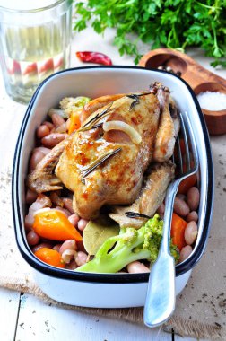 Güvercin Cassoulet fasulye, soğan, pastırma, havuç, brokoli, biberiye ve maydanoz ile kızartma