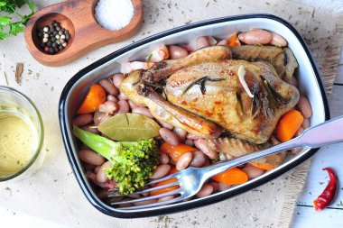 Güvercin Cassoulet fasulye, soğan, pastırma, havuç, brokoli, biberiye ve maydanoz ile kızartma