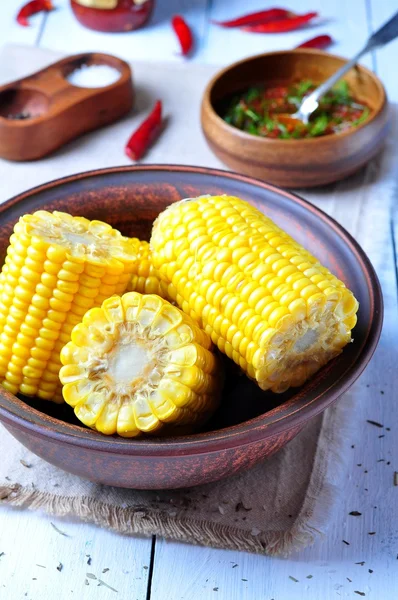 Milho cozido com molho de tomate quente, ervas, sal e especiarias — Fotografia de Stock