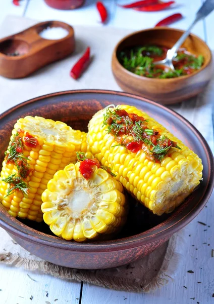 Milho cozido com molho de tomate quente, ervas, sal e especiarias — Fotografia de Stock