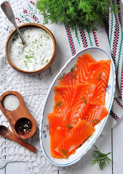 Smoked salmon slices with sour cream and dill. rustic style. — Stock Photo, Image