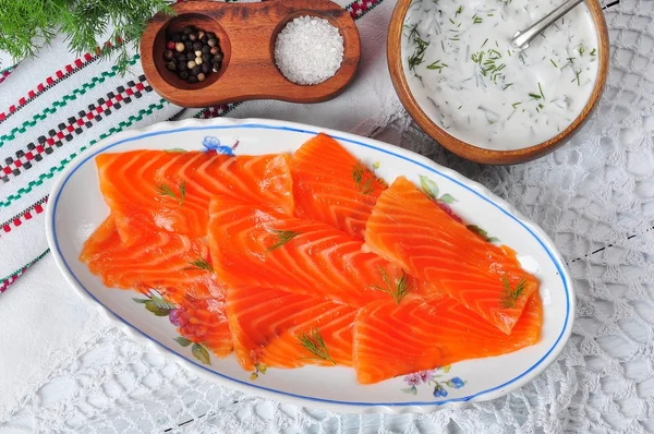 füme somon dilimleri ekşi krema ve dereotu ile. rustik tarzı.