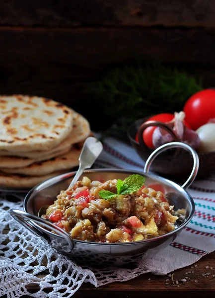 Баклажанна ікра (салат) з помідорами, білою цибулею, оливковою олією та морською сіллю з лавашем — стокове фото