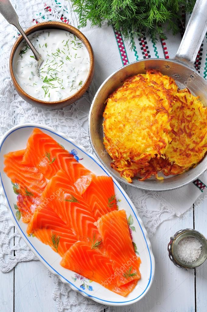 Patates pancakes füme somon ve sos ile — Stok Foto © chudo2307 86821240