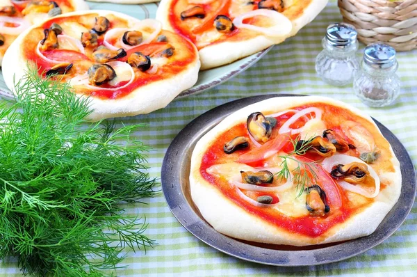 Mini pizza caseira com mexilhões, lula, cebola, tomate, mussarela e alcaparras — Fotografia de Stock