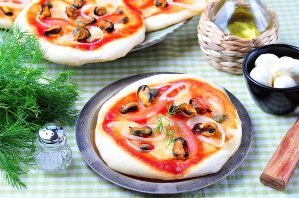 Mini pizza caseira com mexilhões, lula, cebola, tomate, mussarela e alcaparras — Fotografia de Stock