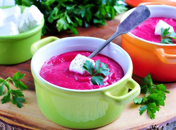 Cream soup from beet with goat's cheese and olive oil. Healthy food. — Stock Photo, Image