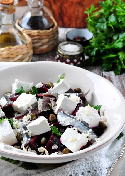 Салат из свеклы с козьим сыром, анчоусами, каперсами, сыром пармезан, петрушкой и оливковым маслом — стоковое фото