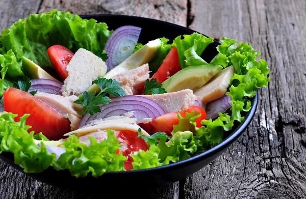 Gezonde salade van avocado, tomaten, ingeblikte tonijn, uien en sla met Parmezaanse kaas, peterselie en olijfolie — Stockfoto