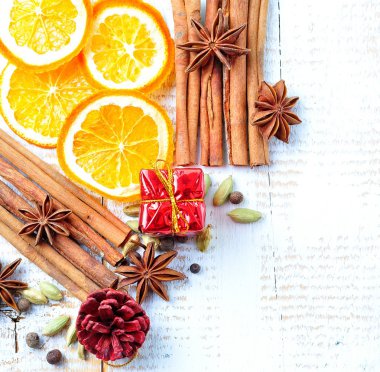 baharat beyaz ahşap zemin üzerinde mulled şarap için. Noel, yeni yıl arka plan.