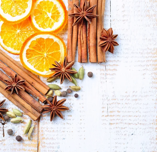 Spices for mulled wine on a white wooden background. Christmas, New Year background. — Stock Photo, Image