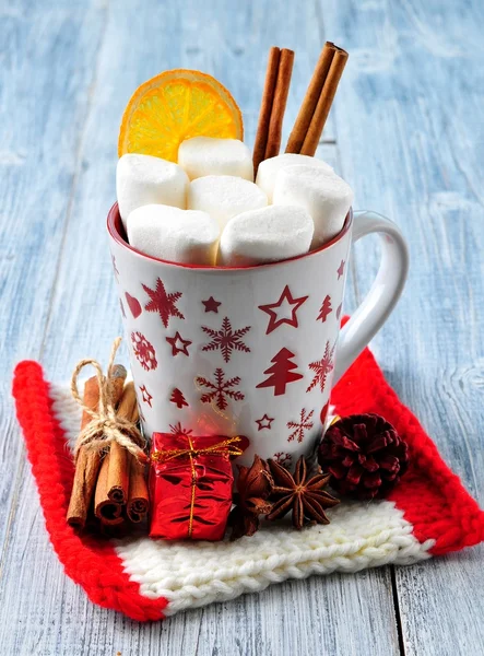 Boisson au chocolat ou au cacao avec guimauves et cannelle dans une tasse de Noël avec cannelle sur fond de bois gris — Photo