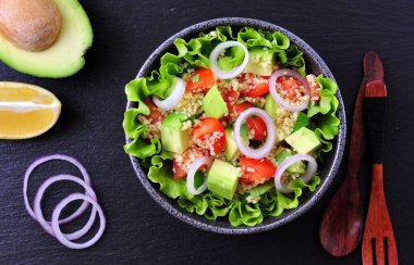Vejetaryen kuskus salatası, avokado, domates, kırmızı soğan zeytinyağı ve maydanoz ile.