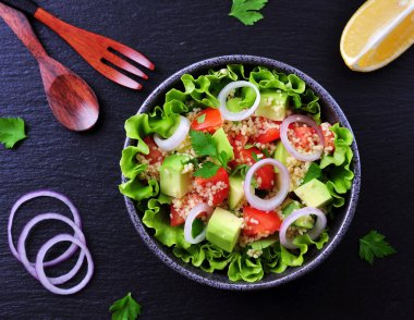 Vejetaryen kuskus salatası, avokado, domates, kırmızı soğan zeytinyağı ve maydanoz ile.