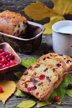 Ev yapımı kek ile taze ve kurutulmuş cranberries üzerinde sonbahar yaprakları