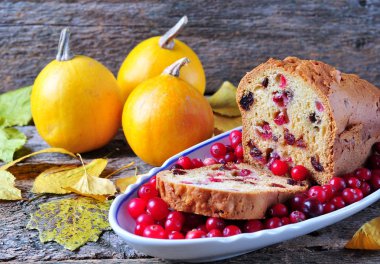 Taze ve kurutulmuş cranberries ile kabak kekler