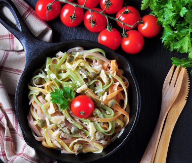 Vejetaryen makarna ıspanak, havuç, pancar, Parmesan peyniri, Kapari, zeytin yağı, kiraz domates ve maydanoz ile.