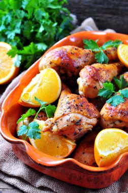 Turuncu, füme kırmızı biber, Provence otlar ve zeytinyağı ile pişmiş tavuk baget.