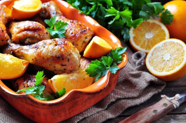 Turuncu, füme kırmızı biber, Provence otlar ve zeytinyağı ile pişmiş tavuk baget.
