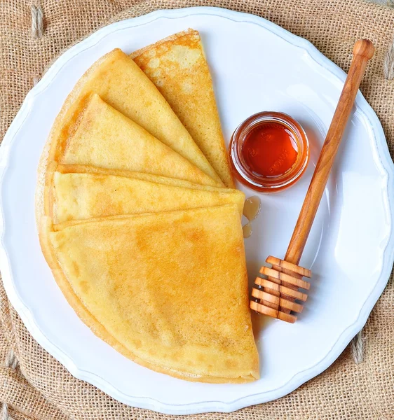 Homemade pancakes with maple syrup or honey — Stockfoto