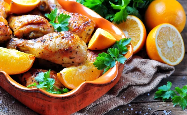 Baked chicken drumstick with orange, smoked paprika, Provencal herbs and olive oil. — Stockfoto