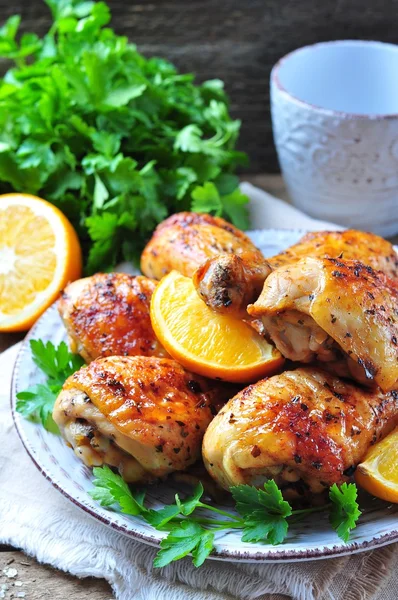 Turuncu, füme kırmızı biber, Provence otlar ve zeytinyağı ile pişmiş tavuk baget.