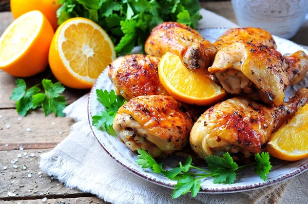 Turuncu, füme kırmızı biber, Provence otlar ve zeytinyağı ile pişmiş tavuk baget.