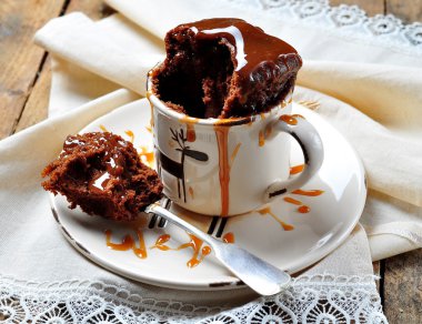 Chocolate cake cooked in a cup in the microwave for 2 minutes. Rustic style.