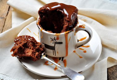 Chocolate cake cooked in a cup in the microwave for 2 minutes. Rustic style.